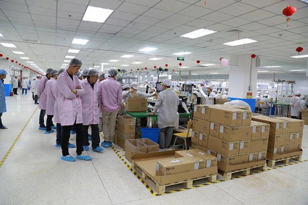 小米充電器自動(dòng)包膜機(jī)生產(chǎn)實(shí)物圖 小米充電器自動(dòng)包膜機(jī)生產(chǎn)實(shí)物圖